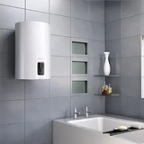 Ariston Lydos Warmwasserspeicher mit Digitalanzeige und Shower Ready Anzeige.