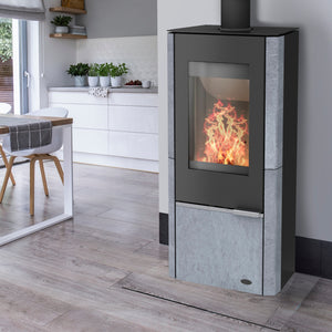 Moderner Kaminofen im Wohnzimmer mit elegantem Design, ideal für gemütliche Abende am Fireplace.