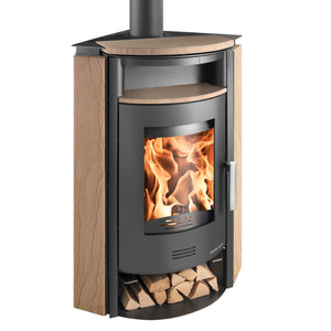 Moderner Kaminofen sorgt für effiziente Heizkraft und wohlige Wärme in jedem Raum.