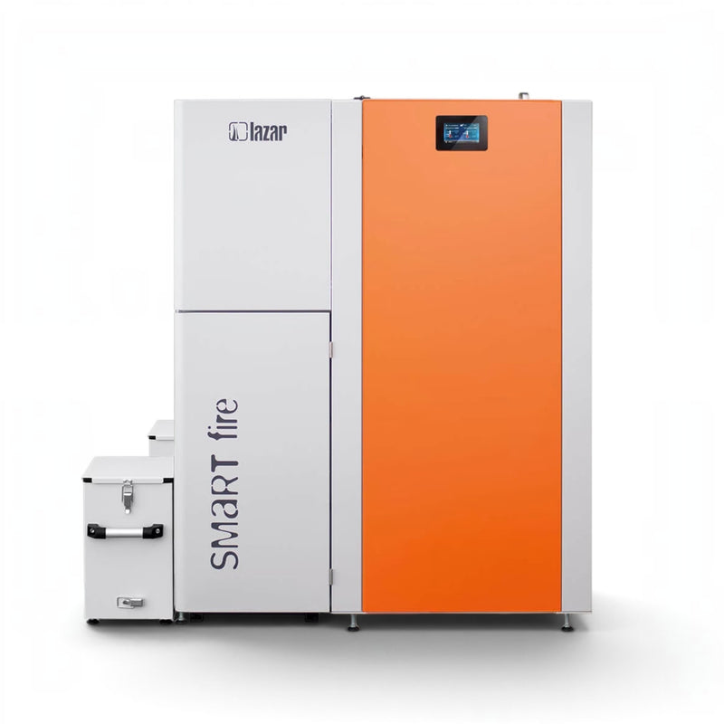 GEMA Shop HKS Lazar SmartFire EC15 Pelletkessel mit weißem Gehäuse und orangefarbener Fronttür