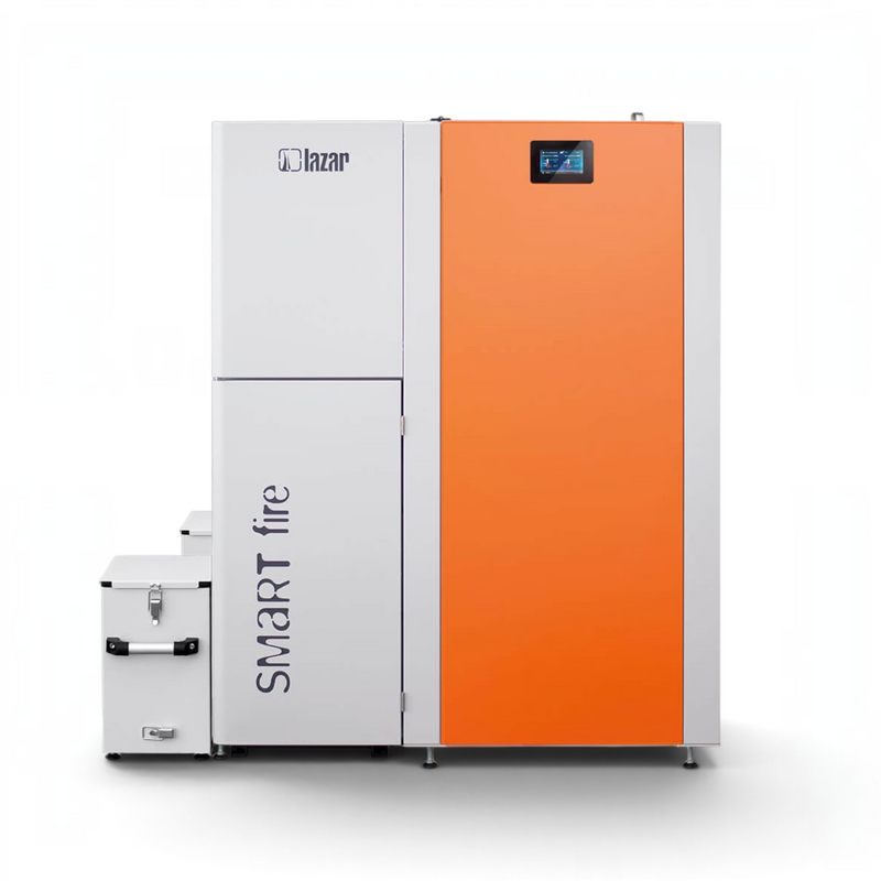 GEMA Shop HKS Lazar SmartFire EC21 Pelletkessel mit 21 kW, weißem Gehäuse und orangefarbener Fronttür