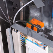 Detailansicht der internen Verkabelung und Steuerungskomponenten des GEMA Shop HKS Lazar SmartFire SF11 Pelletkessels