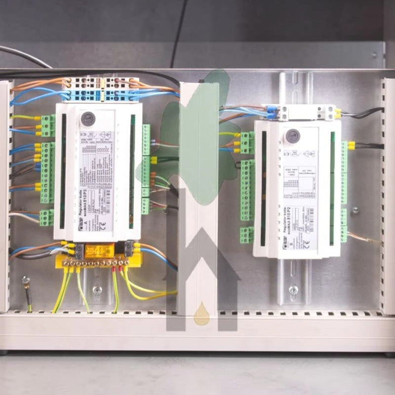 GEMA Shop Steuerungseinheit mit zwei ecomax 810 Reglern und detaillierter Verkabelung für den HKS Lazar Pelletkessel