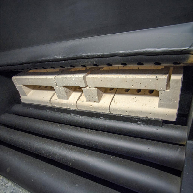 GEMA Shop ROJEK KTP 20 Festbrennstoffkessel mit hellen Keramikelementen im Brennraum und schwarzen Metallrohren