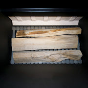Blick in den Füllraum des GEMA Shop ROJEK PK BIO 25 Holzvergaserkessels mit drei eingelegten Scheitholzstücken.