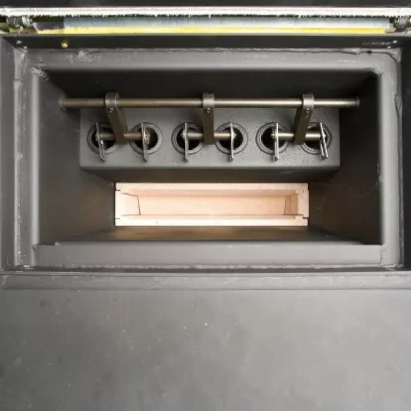 Blick in die große Brennkammer des GEMA Shop ROJEK PK BIO 49 Holzvergaserkessels mit Reinigungsmechanismus