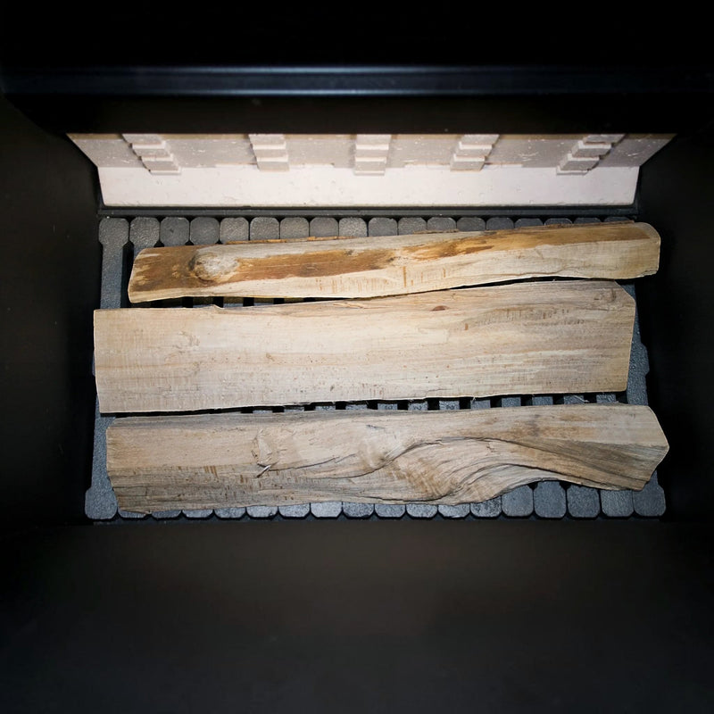 GEMA Shop Holzvergaserkessel ROJEK PK BIO 49 mit drei Holzscheiten in der großen Brennstoffkammer