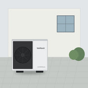 GEMA Shop Vaillant aroTHERM plus Luft-Wasser-Wärmepumpe in weißem Gehäuse zur Außenaufstellung vor einer Hauswand