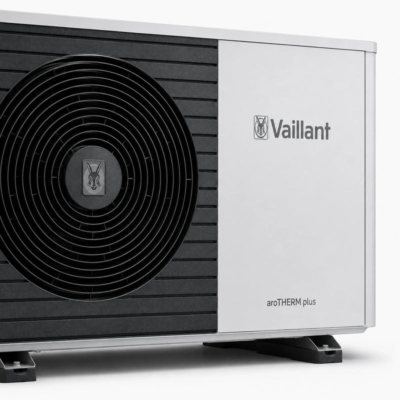 GEMA Shop Vaillant aroTHERM plus Luft-Wasser-Wärmepumpe in Weiß mit schwarzem Lüftergitter und Markenlogo